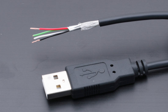 Les fils d'un câble USB sont tellement fins qu'ils ont du mal à véhiculer de la puissance