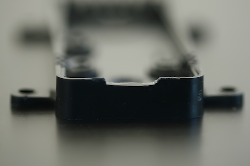 On abaisse légèrement la paroi inférieure au niveau du connecteur Micro-USB
