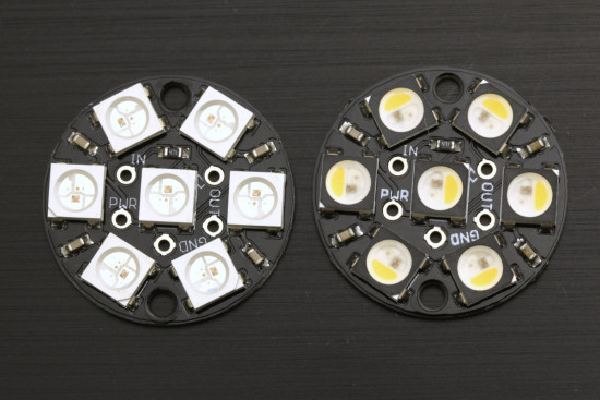 A gauche des LEDs RGB, à droite des LEDs RGBW, remarquez la partie LED blanche en forme de demi-lune