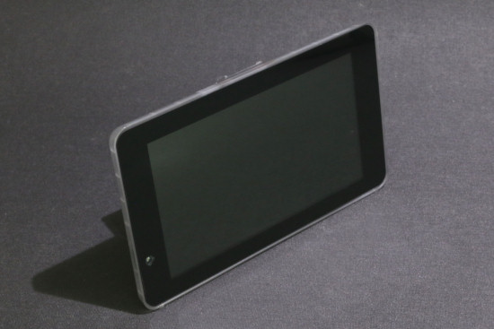 Un écran Raspberry PI avec un capteur de lumière ambiante