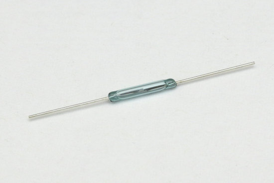 Un contact reed, on distingue bien les deux lamelles à l'intérieur
