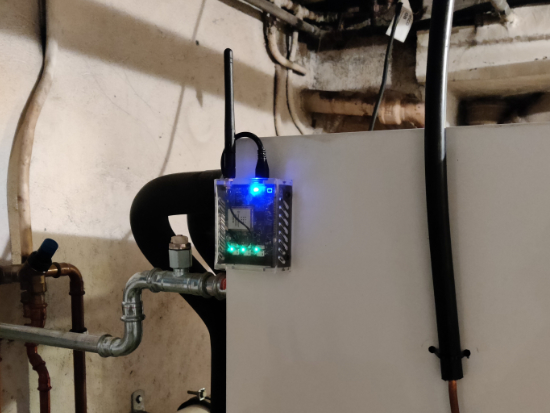 The YoctoHub is mounted at the back of the furnace