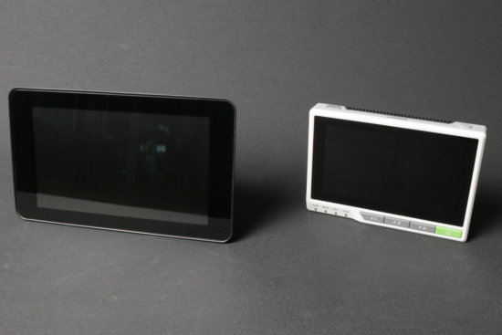 L'écran de Raspberry Pi à gauche, l'écran reTerminal de Seeed Studio à droite 