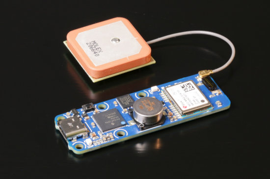 The Yocto-GPS-V2-C, it is supplied with a small Molex active antenna