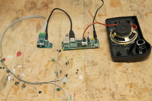 Un Yocto-Knob sur un Micro-USB-Hub, un Gumstix et un vieil haut-parleur...