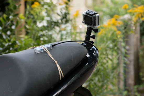La GoPro, le Yocto-3D et la batterie fixés sur le becquet de selle de la moto