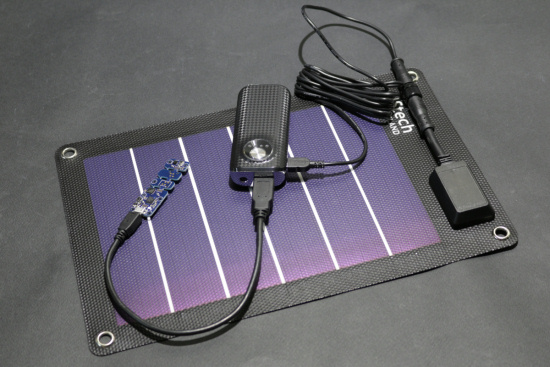 une batterie USB rechargée par panneau solaire.