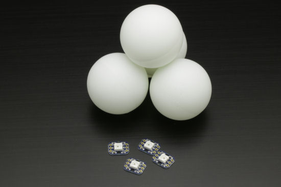Le matériel de base, des LEDs NEOPIXEL et des balles de ping pong